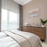 דירה Exclusive In With 2 Parking Spaces, Desk And Air Conditioned Living By Renters Prestige