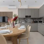 アパート Exclusive In With 2 Parking Spaces, Desk And Air Conditioned Living By Renters Prestige ヴロツワフ