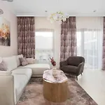アパート Exclusive In With 2 Parking Spaces, Desk And Air Conditioned Living By Renters Prestige ヴロツワフ