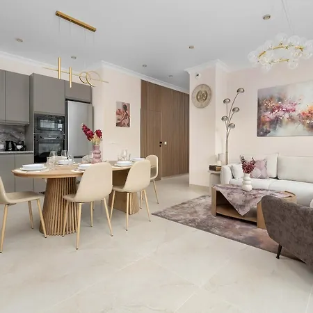 Exclusive In With 2 Parking Spaces, Desk And Air Conditioned Living By Renters Prestige * Βρότσλαβ