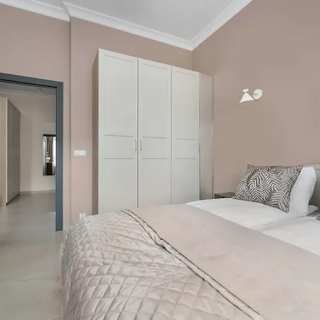 Exclusive In With 2 Parking Spaces, Desk And Air Conditioned Living By Renters Prestige Apartmán *