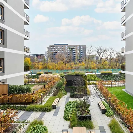 Exclusive In With 2 Parking Spaces, Desk And Air Conditioned Living By Renters Prestige Βρότσλαβ