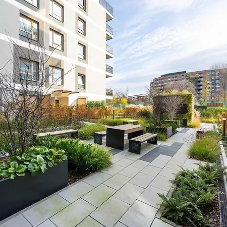 Exclusive In With 2 Parking Spaces, Desk And Air Conditioned Living By Renters Prestige * ヴロツワフ