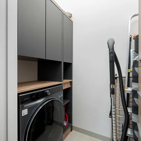 Exclusive In With 2 Parking Spaces, Desk And Air Conditioned Living By Renters Prestige