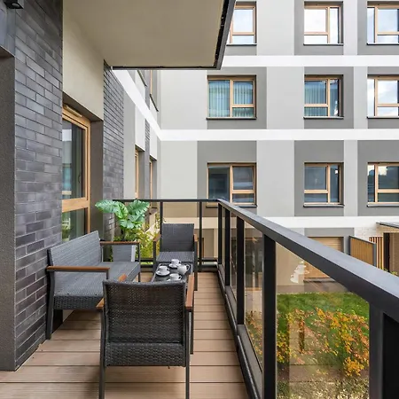 Exclusive In With 2 Parking Spaces, Desk And Air Conditioned Living By Renters Prestige * Βρότσλαβ