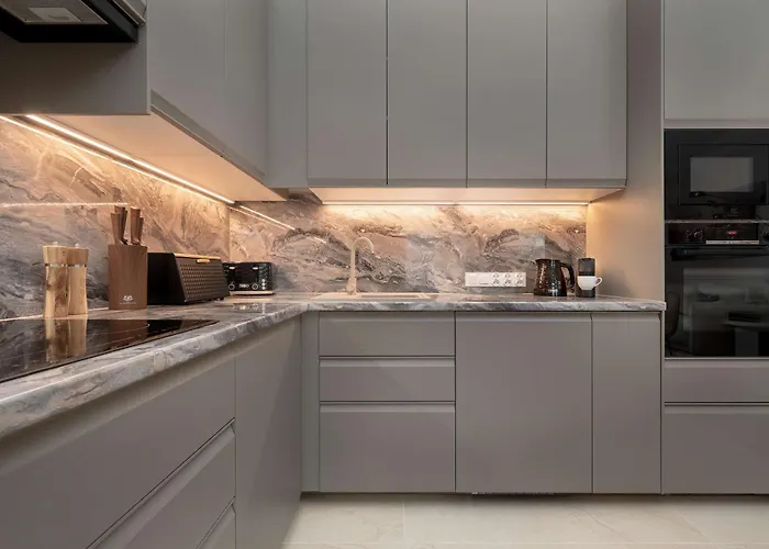 Exclusive In With 2 Parking Spaces, Desk And Air Conditioned Living By Renters Prestige *