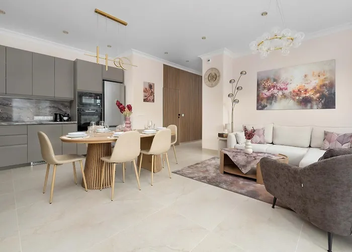 Exclusive In With 2 Parking Spaces, Desk And Air Conditioned Living By Renters Prestige * Βρότσλαβ