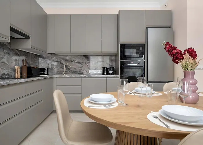 Exclusive In With 2 Parking Spaces, Desk And Air Conditioned Living By Renters Prestige Διαμέρισμα *