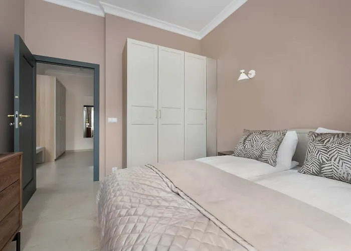 Exclusive In With 2 Parking Spaces, Desk And Air Conditioned Living By Renters Prestige Διαμέρισμα *