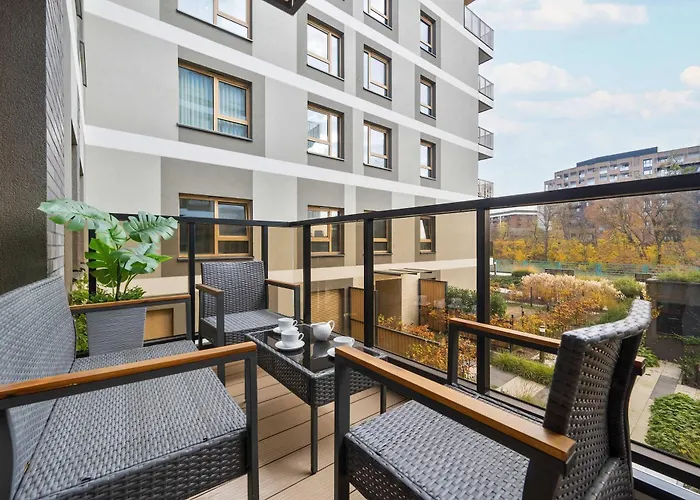 Exclusive In With 2 Parking Spaces, Desk And Air Conditioned Living By Renters Prestige