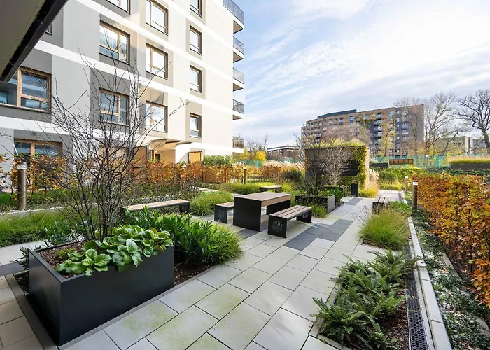 Exclusive In With 2 Parking Spaces, Desk And Air Conditioned Living By Renters Prestige * Βρότσλαβ