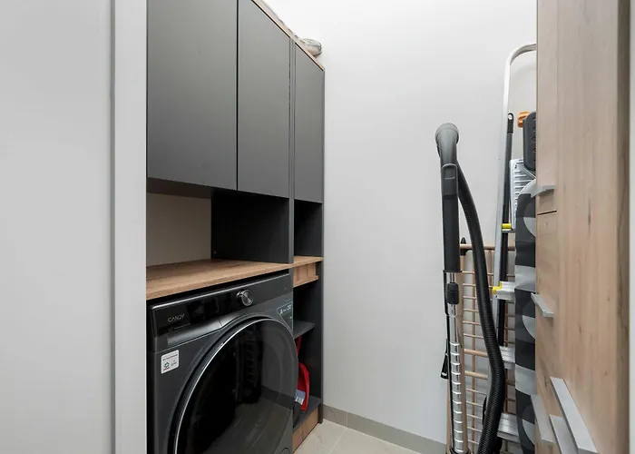 Exclusive In With 2 Parking Spaces, Desk And Air Conditioned Living By Renters Prestige