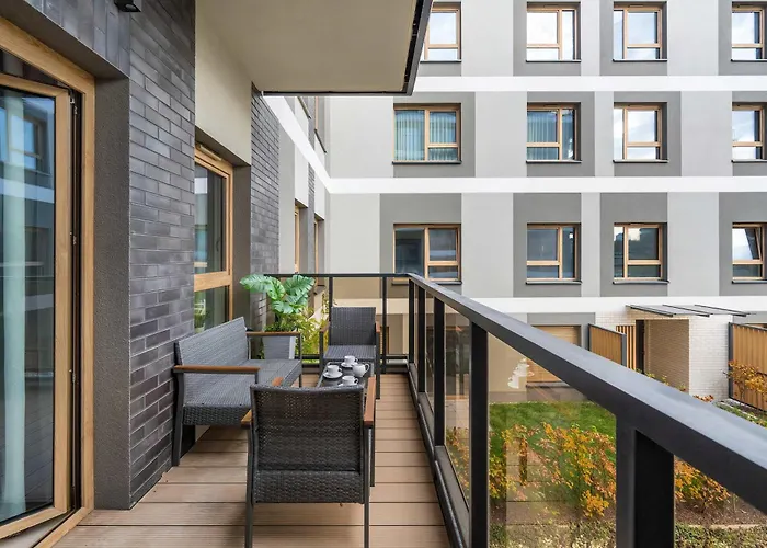 Exclusive In With 2 Parking Spaces, Desk And Air Conditioned Living By Renters Prestige * Βρότσλαβ